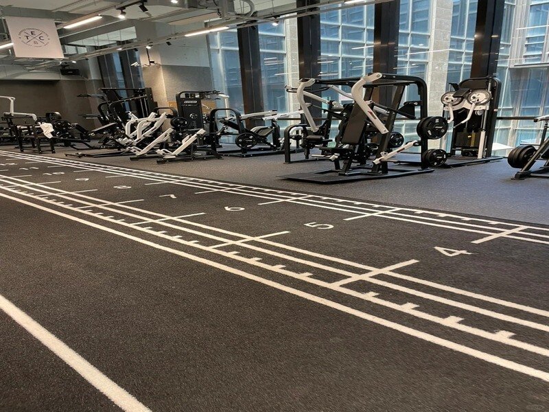 Installation d'une pelouse de gymnase